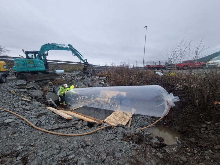 Glassfiberforingen settes under trykk og toget med UV-lamper herder “pølsa” som er satt inn med et pigmentstoff som herder i ultrafiolett lys.