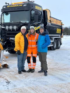 Bilde av Jan Erik Larssen, Elin Marie Sveen og Tommy Rustad som står fora brøytebilen til Elin Marie.