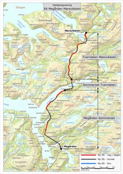 Bildet er et kart som viser de tre trinnene i utbyggingen av E6 Megården-Mørsvikbotn i Hamarøy kommune. Bildeteksten sier, Tre trinns utbygging: Statens vegvesen skal bygge ny E6 på Strekningen megården-Mørsvikboten. Byggetrinn 1 har forventet byggestart i 2025.