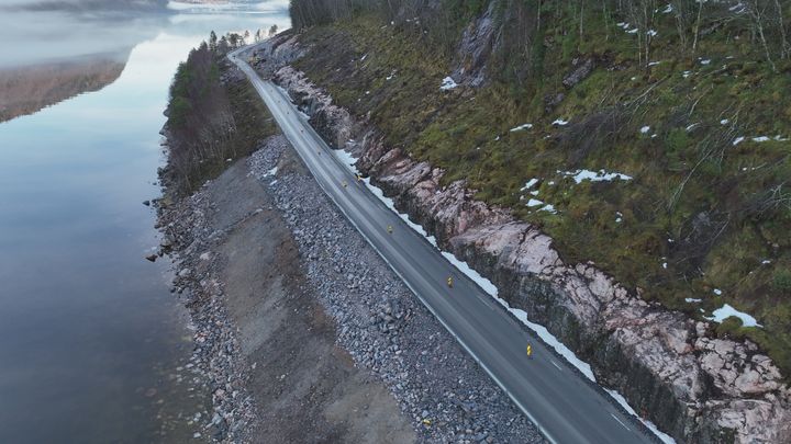 Oversikt over områder der det skal sprenges. Skjeringa på oppsiden av vegen skal utvides.