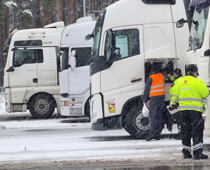 Statens vegvesen jobber hver dag med å kontrollere at tunge kjøretøy er i god nok stand til å ferdes på norske veier.