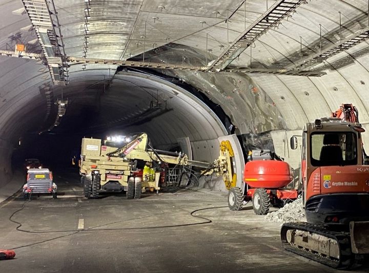 Det krever store maskiner som bruker hele veien i tunnelen når betongelementer i vegger og tak må skiftes. (Foto: Ole Kristian Kjosbakken / Statens vegvesen)