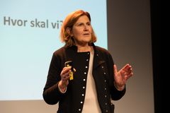 Bilde av vegdirektør Ingrid Dahl Hovland når hun holder et foredrag.