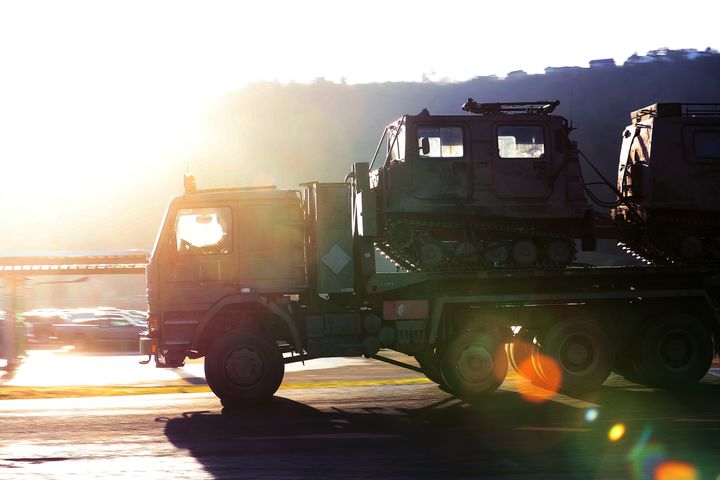 Lastebil fra Forsvaret med beltevogner.