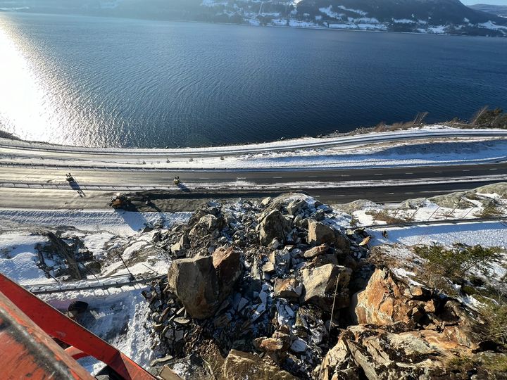 Mer stein må ryddes før E6 ved Morskogen kan åpnes. Bildet er tatt før sprengningen mandag.