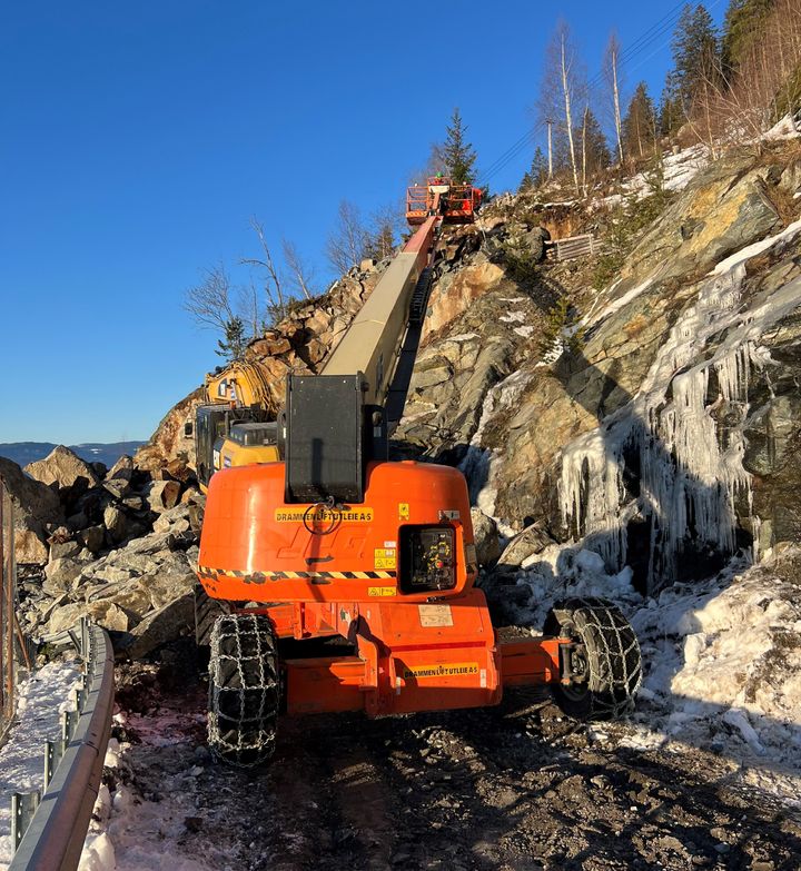 Det tar tid å få ned steinblokkene og frakte bort steinmassene, samtidig som sikkerheten skal ivaretas for de som jobber i skredområdet på E6 i Eidsvoll.