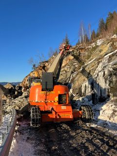 Det tar tid å få ned steinblokkene og frakte bort steinmassene samtidig som sikkerheten skal ivaretas for de som jobber i skredområdet på E6 i Eidsvoll.