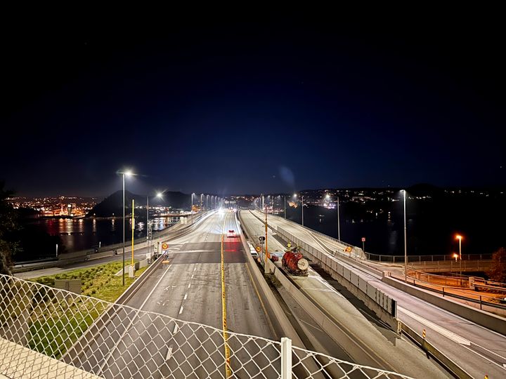 For trafikanter som kjører over E18 Varoddbrua og skal til Søm, blir det nytt kjøremønster fra førstkommende søndag kl. 21. Avkjøringa til Søm, som er helt til venstre på bildet, blir stengt og trafikanter må benytte avkjøringa til Rona. Herifra blir det skiltet omkjøring via fv. 496 Sømsveien.