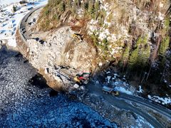 Statens vegvesen er i gang med å utbetra rv. 9 ved Neset i Bygland kommune. I dette arbeidet er det oppdaga store mengder dårleg fjell som må fjernast. Her er eit dronebiletet frå staden, og store maskiner er i sving for å fjerna fjellmassane.