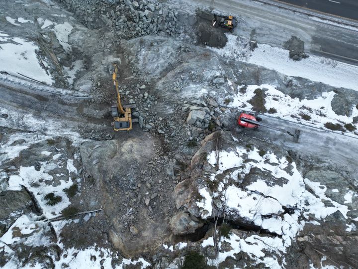 To felt av E6 ved Morskogen åpnes fredag ettermiddag, men arbeidet med å sikre fjellsiden og de andre gjenstående feltene på E6 (øverst til høyre i bildet) fortsetter de neste dagene.