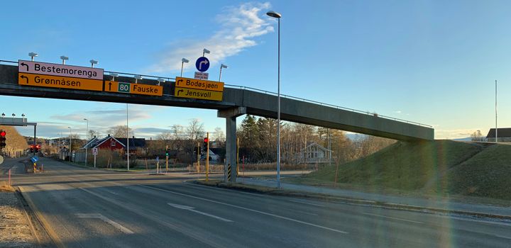 Foto av Grønnåsen gang- og sykkelvegbru over riksveg 80 i Bodø.