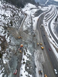 Det gjenstår fortsatt to-tre ukers arbeid før E6 ved Morskogen kan åpne for normal trafikk i fire felt. Fram til da går trafikken i to felt forbi skredstedet. (Foto: Fredrik Lie / Statens vegvesen)