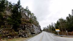 Statens vegvesen skal fjerne fjellet langs rv. 9 ved Sandrip i Vennesla kommune for å lage sikkert sideterreng.