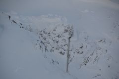 Skred skal løses ut kontrollert fra skredtårn av denne typen på flere av de mest skredutsatte hovedvegene. Her fra Haukelifjell.