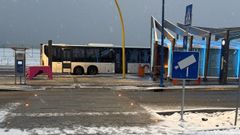 Kamera: Store skilt visert tydelig at Giæverbukta bussterminal nå overvåkes med videokamera døgnet rundt.