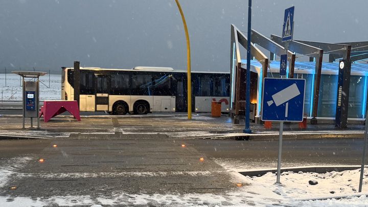 Kamera: Store skilt visert tydelig at Giæverbukta bussterminal nå overvåkes med videokamera døgnet rundt.