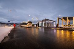 Giæverbukta bussterminal: Publikumsøy med to venterom, toalett og 150 sitteplasser ble godt mottatt da anlegget åpnet i desember 2024. Nå er området kameraovervåket for å unngå hærverk.