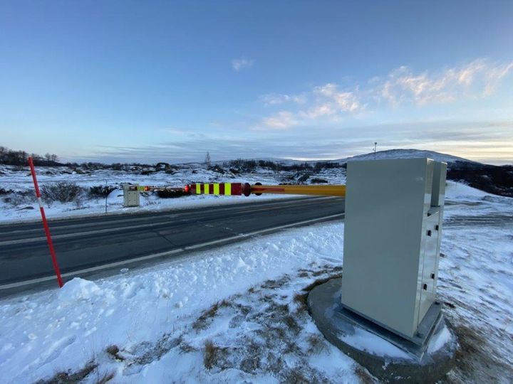 Stengebommer på fjelloverganger inngår i elektrokontrakten som Statens vegvesen nå skal inngå med en entreprenør som skal holde elektroinstallasjonene langs riksvegnettet i Innlandet vedlike i perioden 2025-30. (Foto: Lars Magnar Allergodt / Statens vegvesen)