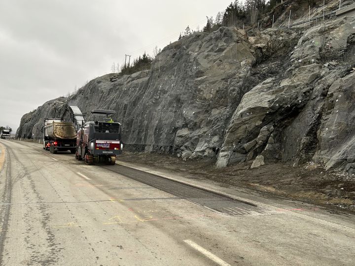 Oppryddinga er gjort og fjellet sikret. Mandag blir E6 frest og asfaltert der steinene traff og skadet vegen. Tirsdag morgen åpner alle fire felt forbi skredstedet for normal trafikk. (Foto: Oddvar Pedersen / Statens vegvesen)