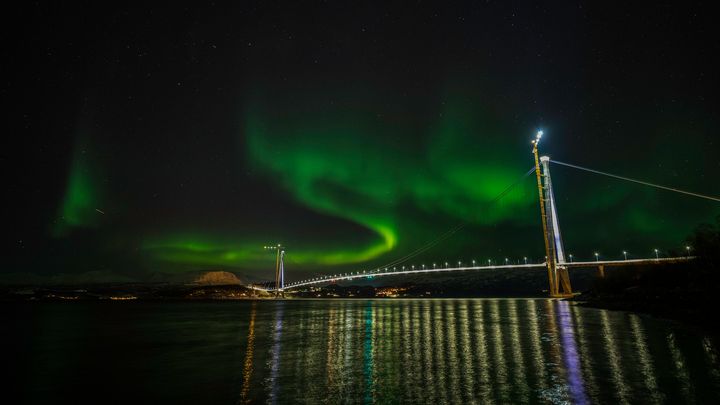 Foto av Hålogalandsbrua på E6 med nordlys.