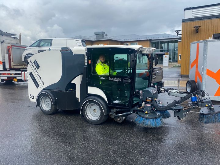 Bilde av elektrisk feiebil.