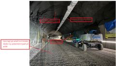Illustrasjonsbilde fra tilsvarende arbeider som ble gjort i Brekktunnelen i 2024. Bildet viser tunnelvegger, vegbane og kabelstige med tunnelbelysning som tildekkes for å hindre eventuell sprøytebetongsøl blir liggende på tunnelveger, vegbanen eller kabelstigen med tunnelbelysning. Gammel sprøytebetong skal kontrolleres, og eventuelt renskes, før nye bolter settes inn i fjellet og ny sprøytebetong påføres. Tunnelen helstenges for å kunne gjøre arbeidet effektivt og trygt for trafikantene og arbeiderne og redusere den totale tiden tunnelen må være stengt. Foto: Sweco Norge AS.