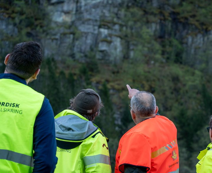 Bilete frå befaring til Stanghelle der sikringsarbeid skal verte utført tett på E16.