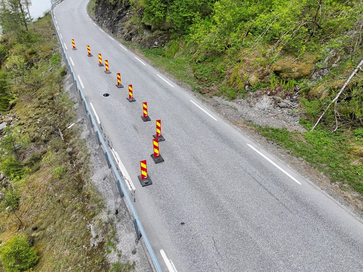 Skaden på rv. 13 i Osgjelet mellom Vinje og Myrkdalen i Voss herad vart oppdaga måndag. Foto: Statens vegvesen