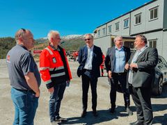 Gruppebilde av Stein-Roger Nilssen (avdelingsdirektør i utbygging i Statens vegvesen), Frode Lykkebø (prosjektleder på E134 Røldal-Seljestad for Statens vegvesen), samferdselsminister Jon-Ivar Nygård, ordfører i Vindafjord kommune Ole Johan Vierdal og ordfører i Ullensvang kommune Roald Aga Haug.