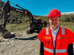 Bilde av samferdselsminister Jon-Ivar Nygård foran en gravemaskin
