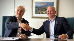 Bildet viser tbyggingsdirektør, Kjell Inge Davik i Statens vegvesen og Konserndirektør anlegg, Anders Geirsta i Skanska som signerer en kontrakt som vil bety mye for mange.