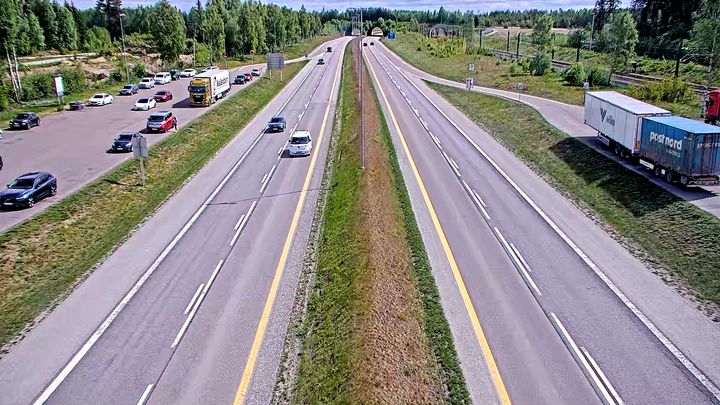 Fra fredag kveld 23. mai og ut august blir venteplassen til venstre i bildet stengt. Statens vegvesen stenger denne plassen for å hindre farlige parkeringer langs den høytrafikkerte veien.