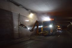 Tunnelvask er en av mange oppgaver som inngår i den omfattende drift- og vedlikeholdskontrakten med Statens vegvesen som gjelder fra september i år. (Foto: Ole Kristian Kjosbakken / Statens vegvesen)