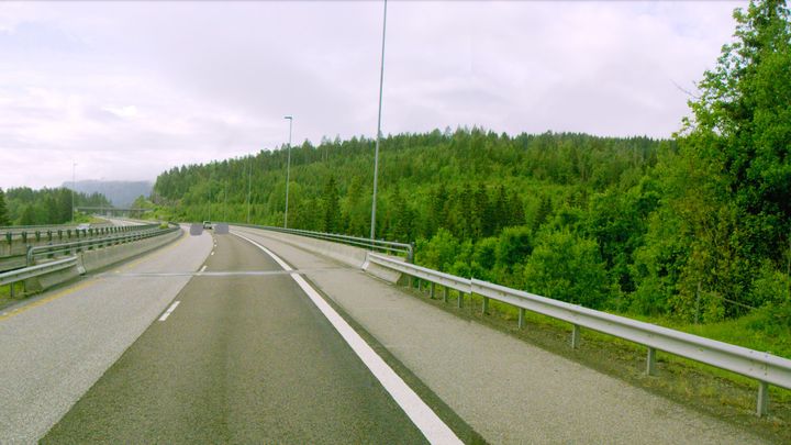 I februar punkterte flere kjøretøy på E18 Møllerdammen bru like nord for Hanekleivtunnelen. Årsaken var bolter som hadde løsnet fra en brufuge i det sørgåene kjørefeltet. Nå har Statens vegvesen besluttet å betale erstatning til kjøretøyeiere som fikk dekkene sine ødelagt.