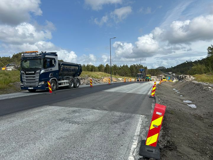 Arbeidet på E39 Drange-Hanaleite går mot slutten. Vegvesenet manar til fin køyring, noko det ikkje alltid har vore siste tida. Foto: Fredrik Økland, Statens vegvesen