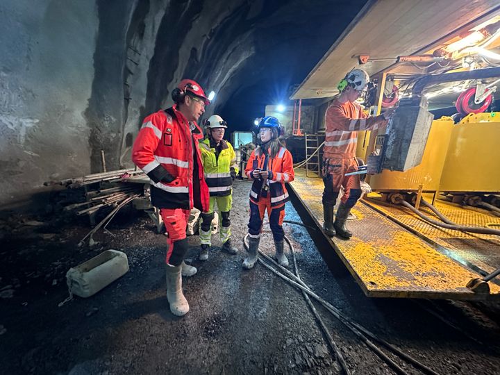 Statens vegvesem, Skanska og Sintef tester ut en ny type sement på E18 Høviktunnlen i Bærum. Sementen er et kinderegg som sikrer tunnelen mot vannlekkasjer, gir lavere utslipp av klimagasser samtidig som den bør være rimeligere enn tradisjonell. Det er gode nyheter for Bjørn Dokken, Statens vegvesen, Helene Strømsvik, Sintef og Anniken Hagen i Skanska. Sondre Eraker er tunneldriver i Skanska.