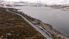 Luftfoto av rasteplassen Vardestopp langs rv.7. Biletet viser den lille rasteplassen ligge plassert langs rv7. med kort avstand til innsjøen Ørteren.