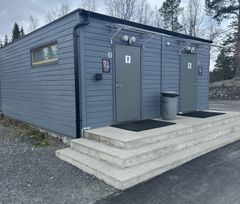 Slik vil vi ha det på våre rasteplasser, rent og pent ved toalettbyggene. Foto: Knut Storå, Statens vegvesen