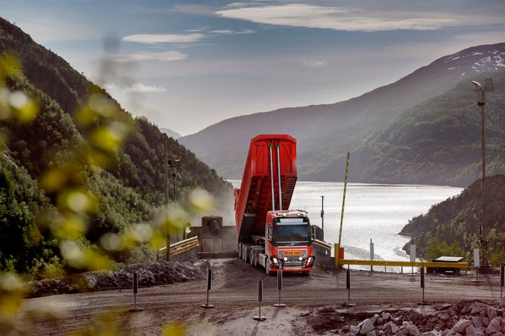 Autonom tungtransport er allerde i drift i Norge. Ved Brønnøy Kalk i Velfjord brukes autonome lastebiler fra Volvo til å transportere kalkstein fra gruven til knuseverket.