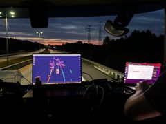Fra førerhuset overvåker sikkerhetssjåføren og en representant fra bilprodusenten hvordan den automatiserte lastebilen registrerer og tolker varslingen om trafikkbildet. Under testen på E6 fikk kjøretøyet digital informasjon om veiarbeid, og tilpasset kjøringen automatisk.