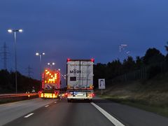 Lastebil som kjører forbi veiarbeid på en motorvei