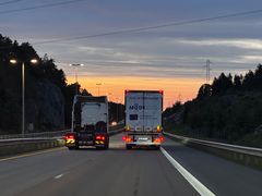 To automatiserte lastebiler kjører side om side på E6, som del av en test av digital samhandling og automatisk fletting før veiarbeid. Testen viser hvordan kjøretøyene kan «forhandle» seg imellom og tilpasse kjøringen uten førerinngripen.