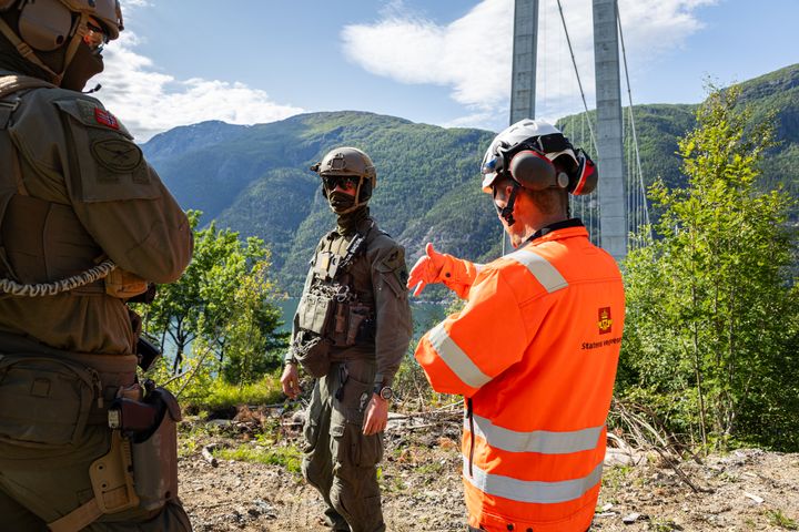Forsvaret og Vegvesenet har saman øvd på å sikra kritiske vegobjekt. Foto: Vanessa Hiland, Forsvaret