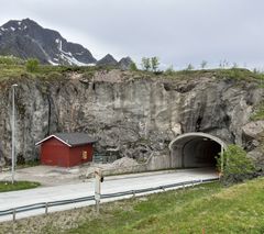 Bildet viser tunnelportalen på Flakstadøya
