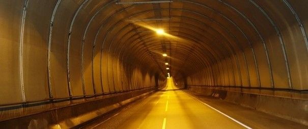 Bildet viser hvordan Nappstrumtunnelen ser ut i dag. Bildeteksten sier, Våt, mørk og sliten: Nappstraumtunnelen er gammel og må oppgraderes for å tilfredsstille dagens krav til tunnelsikkerhet.