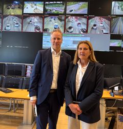 Samferdselsminister Jon- Ivar Nygård og vegdirektør Ingrid Dahl Hovland var på Vegtrafikksentralen i forbindelse med skoleslutt og utfart på veiene.