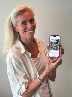Trine Kanter Zerwekh viser frem Statens vegvesens nye nettsider for turister.