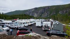 Bobiler på utsiktspunlktet ved Vøringsfossen.