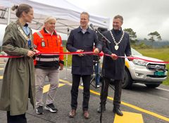 Samferdselsminister Jon-Ivar Nygård klipte onsdag snora på E39 Betna-Hestnes, flankert av Ordfører Marit Liabø Sandvik i Heim kommune, fylkesordfører Tomas Iver Hallem i Trøndelag og utbyggingsdirektør Kjell Inge Davik i Statens vegvesen.