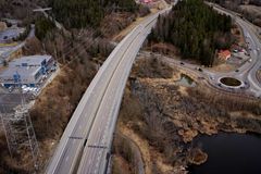 Statens vegvesen skal skifte brufuger på E6 Klemetsrud bru øst, sør for Oslo. Arbeidet starter førstkommende fredag og er planlagt frem til mandag 28. juli kl. 06.00.